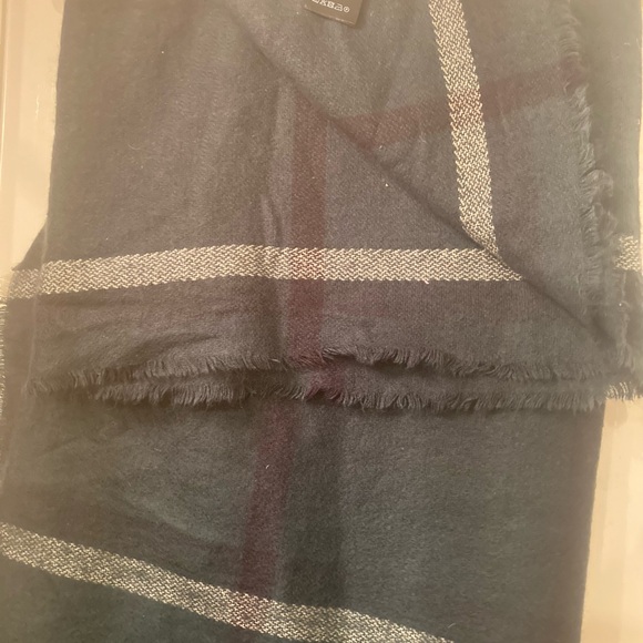 H&M Dark Plaid Scarf - Picture 1 of 3